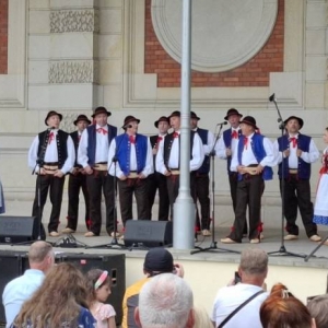 Koncert w amfiteatrze świerklanieckiego parku Oldbojów Zespołu Pieśni i Tańca Mały Śląsk