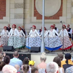 Koncert w amfiteatrze świerklanieckiego parku Oldbojów Zespołu Pieśni i Tańca Mały Śląsk