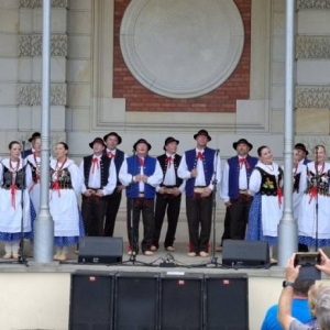 Koncert w amfiteatrze świerklanieckiego parku Oldbojów Zespołu Pieśni i Tańca Mały Śląsk