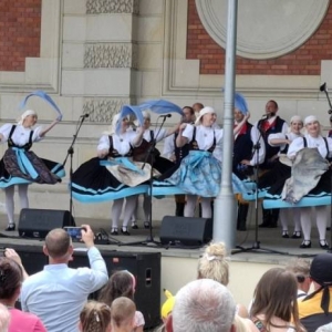 Koncert w amfiteatrze świerklanieckiego parku Oldbojów Zespołu Pieśni i Tańca Mały Śląsk