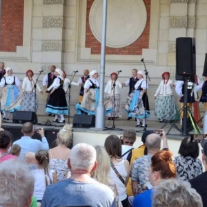 Koncert w amfiteatrze świerklanieckiego parku Oldbojów Zespołu Pieśni i Tańca Mały Śląsk