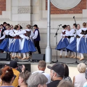 Koncert w amfiteatrze świerklanieckiego parku Oldbojów Zespołu Pieśni i Tańca Mały Śląsk