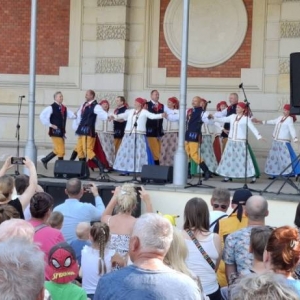 Koncert w amfiteatrze świerklanieckiego parku Oldbojów Zespołu Pieśni i Tańca Mały Śląsk