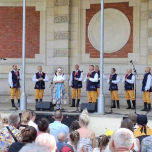 Koncert w amfiteatrze świerklanieckiego parku Oldbojów Zespołu Pieśni i Tańca Mały Śląsk
