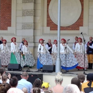 Koncert w amfiteatrze świerklanieckiego parku Oldbojów Zespołu Pieśni i Tańca Mały Śląsk