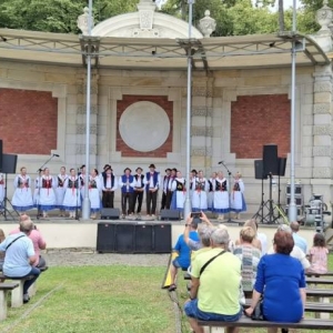 Koncert w amfiteatrze świerklanieckiego parku Oldbojów Zespołu Pieśni i Tańca Mały Śląsk