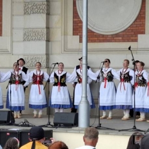 Koncert w amfiteatrze świerklanieckiego parku Oldbojów Zespołu Pieśni i Tańca Mały Śląsk