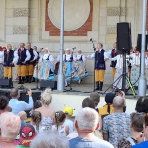 Koncert w amfiteatrze świerklanieckiego parku Oldbojów Zespołu Pieśni i Tańca Mały Śląsk