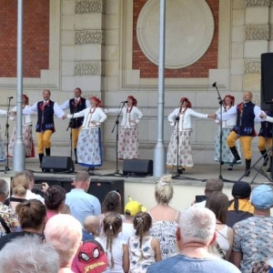 Koncert w amfiteatrze świerklanieckiego parku Oldbojów Zespołu Pieśni i Tańca Mały Śląsk