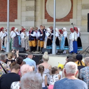 Koncert w amfiteatrze świerklanieckiego parku Oldbojów Zespołu Pieśni i Tańca Mały Śląsk