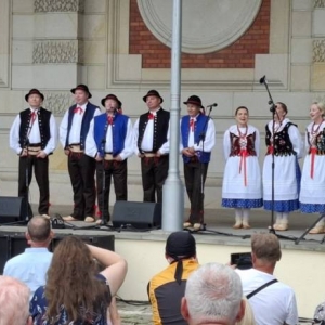 Koncert w amfiteatrze świerklanieckiego parku Oldbojów Zespołu Pieśni i Tańca Mały Śląsk
