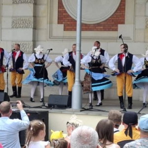 Koncert w amfiteatrze świerklanieckiego parku Oldbojów Zespołu Pieśni i Tańca Mały Śląsk