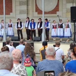 Koncert w amfiteatrze świerklanieckiego parku Oldbojów Zespołu Pieśni i Tańca Mały Śląsk