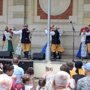 Koncert w amfiteatrze świerklanieckiego parku Oldbojów Zespołu Pieśni i Tańca Mały Śląsk