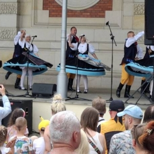 Koncert w amfiteatrze świerklanieckiego parku Oldbojów Zespołu Pieśni i Tańca Mały Śląsk