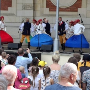 Koncert w amfiteatrze świerklanieckiego parku Oldbojów Zespołu Pieśni i Tańca Mały Śląsk