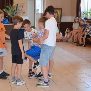 Pierwszy dzień organizacyjny. Zajęcia stacjonarne gdzie uczestnicy ułożyli wspólny regulamin wypoczynku oraz uczestniczyli we wspólnych grach i zabawach 