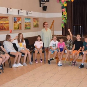 Pierwszy dzień organizacyjny. Zajęcia stacjonarne gdzie uczestnicy ułożyli wspólny regulamin wypoczynku oraz uczestniczyli we wspólnych grach i zabawach 