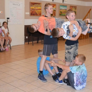 Pierwszy dzień organizacyjny. Zajęcia stacjonarne gdzie uczestnicy ułożyli wspólny regulamin wypoczynku oraz uczestniczyli we wspólnych grach i zabawach 