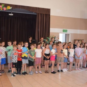Pierwszy dzień organizacyjny. Zajęcia stacjonarne gdzie uczestnicy ułożyli wspólny regulamin wypoczynku oraz uczestniczyli we wspólnych grach i zabawach 