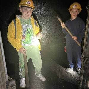W czwartek uczestnicy półkolonii odwiedzili Sztolnię Królowa Luiza. Dowiedzieli się, jak wygląda oraz jak ciężka i niebezpieczna może być praca górnika.
