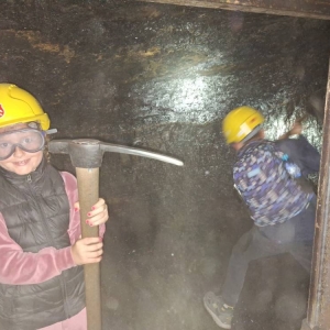 W czwartek uczestnicy półkolonii odwiedzili Sztolnię Królowa Luiza. Dowiedzieli się, jak wygląda oraz jak ciężka i niebezpieczna może być praca górnika.