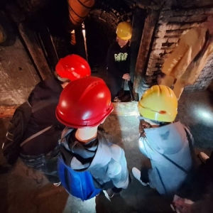W czwartek uczestnicy półkolonii odwiedzili Sztolnię Królowa Luiza. Dowiedzieli się, jak wygląda oraz jak ciężka i niebezpieczna może być praca górnika.