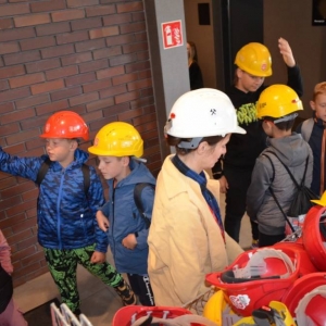 W czwartek uczestnicy półkolonii odwiedzili Sztolnię Królowa Luiza. Dowiedzieli się, jak wygląda oraz jak ciężka i niebezpieczna może być praca górnika.