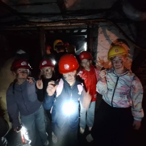 W czwartek uczestnicy półkolonii odwiedzili Sztolnię Królowa Luiza. Dowiedzieli się, jak wygląda oraz jak ciężka i niebezpieczna może być praca górnika.