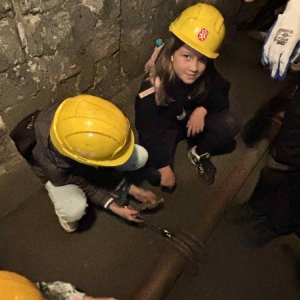 W czwartek uczestnicy półkolonii odwiedzili Sztolnię Królowa Luiza. Dowiedzieli się, jak wygląda oraz jak ciężka i niebezpieczna może być praca górnika.