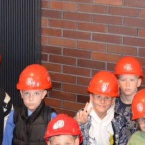 W czwartek uczestnicy półkolonii odwiedzili Sztolnię Królowa Luiza. Dowiedzieli się, jak wygląda oraz jak ciężka i niebezpieczna może być praca górnika.