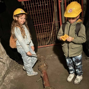 W czwartek uczestnicy półkolonii odwiedzili Sztolnię Królowa Luiza. Dowiedzieli się, jak wygląda oraz jak ciężka i niebezpieczna może być praca górnika.