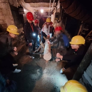 W czwartek uczestnicy półkolonii odwiedzili Sztolnię Królowa Luiza. Dowiedzieli się, jak wygląda oraz jak ciężka i niebezpieczna może być praca górnika.