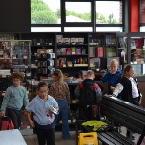 W czwartek uczestnicy półkolonii odwiedzili Sztolnię Królowa Luiza. Dowiedzieli się, jak wygląda oraz jak ciężka i niebezpieczna może być praca górnika.