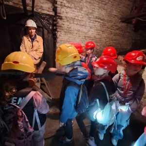 W czwartek uczestnicy półkolonii odwiedzili Sztolnię Królowa Luiza. Dowiedzieli się, jak wygląda oraz jak ciężka i niebezpieczna może być praca górnika.