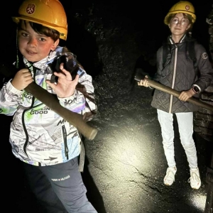 W czwartek uczestnicy półkolonii odwiedzili Sztolnię Królowa Luiza. Dowiedzieli się, jak wygląda oraz jak ciężka i niebezpieczna może być praca górnika.