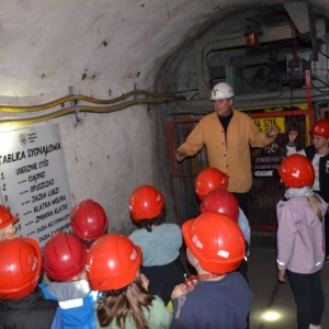 W czwartek uczestnicy półkolonii odwiedzili Sztolnię Królowa Luiza. Dowiedzieli się, jak wygląda oraz jak ciężka i niebezpieczna może być praca górnika.