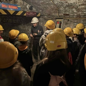 W czwartek uczestnicy półkolonii odwiedzili Sztolnię Królowa Luiza. Dowiedzieli się, jak wygląda oraz jak ciężka i niebezpieczna może być praca górnika.