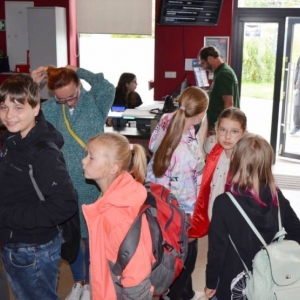 W czwartek uczestnicy półkolonii odwiedzili Sztolnię Królowa Luiza. Dowiedzieli się, jak wygląda oraz jak ciężka i niebezpieczna może być praca górnika.