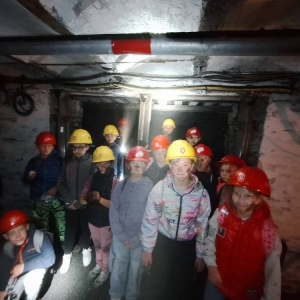 W czwartek uczestnicy półkolonii odwiedzili Sztolnię Królowa Luiza. Dowiedzieli się, jak wygląda oraz jak ciężka i niebezpieczna może być praca górnika.