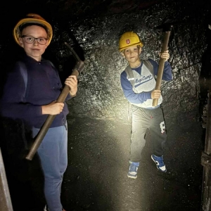 W czwartek uczestnicy półkolonii odwiedzili Sztolnię Królowa Luiza. Dowiedzieli się, jak wygląda oraz jak ciężka i niebezpieczna może być praca górnika.