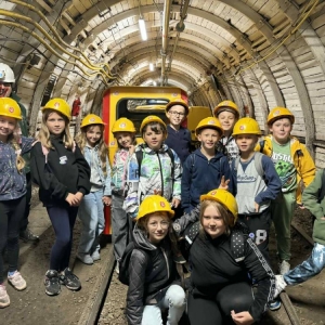 W czwartek uczestnicy półkolonii odwiedzili Sztolnię Królowa Luiza. Dowiedzieli się, jak wygląda oraz jak ciężka i niebezpieczna może być praca górnika.