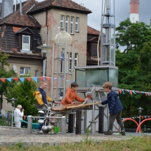 W czwartek uczestnicy półkolonii odwiedzili Sztolnię Królowa Luiza. Dowiedzieli się, jak wygląda oraz jak ciężka i niebezpieczna może być praca górnika.