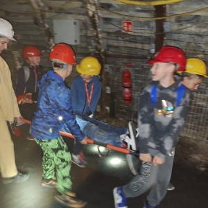 W czwartek uczestnicy półkolonii odwiedzili Sztolnię Królowa Luiza. Dowiedzieli się, jak wygląda oraz jak ciężka i niebezpieczna może być praca górnika.