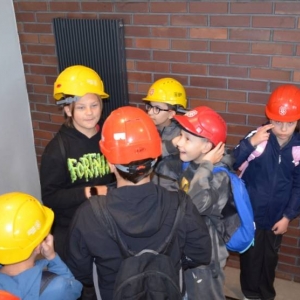 W czwartek uczestnicy półkolonii odwiedzili Sztolnię Królowa Luiza. Dowiedzieli się, jak wygląda oraz jak ciężka i niebezpieczna może być praca górnika.