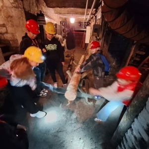 W czwartek uczestnicy półkolonii odwiedzili Sztolnię Królowa Luiza. Dowiedzieli się, jak wygląda oraz jak ciężka i niebezpieczna może być praca górnika.