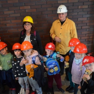 W czwartek uczestnicy półkolonii odwiedzili Sztolnię Królowa Luiza. Dowiedzieli się, jak wygląda oraz jak ciężka i niebezpieczna może być praca górnika.