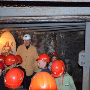 W czwartek uczestnicy półkolonii odwiedzili Sztolnię Królowa Luiza. Dowiedzieli się, jak wygląda oraz jak ciężka i niebezpieczna może być praca górnika.