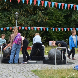 W czwartek uczestnicy półkolonii odwiedzili Sztolnię Królowa Luiza. Dowiedzieli się, jak wygląda oraz jak ciężka i niebezpieczna może być praca górnika.