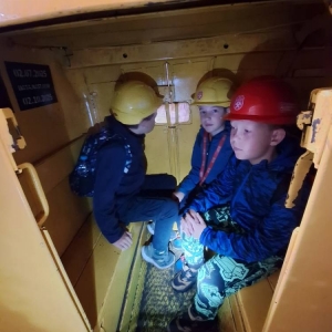 W czwartek uczestnicy półkolonii odwiedzili Sztolnię Królowa Luiza. Dowiedzieli się, jak wygląda oraz jak ciężka i niebezpieczna może być praca górnika.
